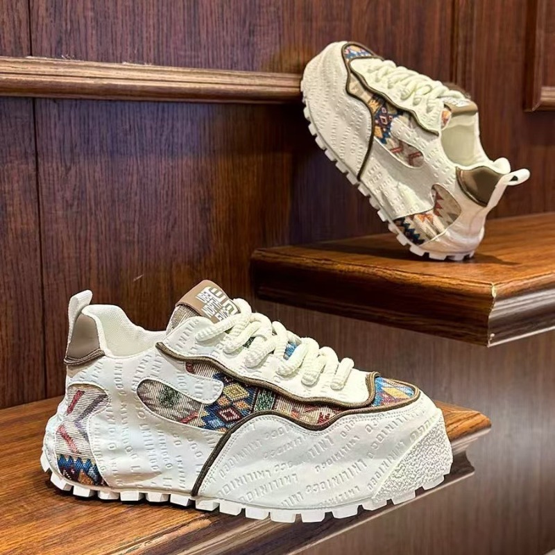 Interior Design Mockup - Klobige Turnschuhe für Herren, Designer-Sportschuh, modisch,