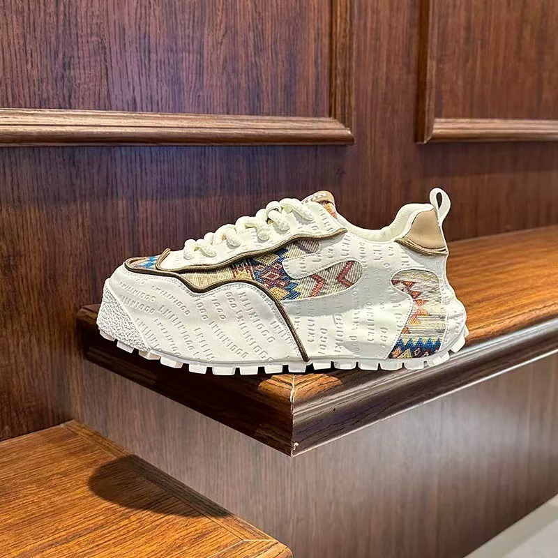Klobige Turnschuhe für Herren, – Interior Design Mockup Bewertung und Preis